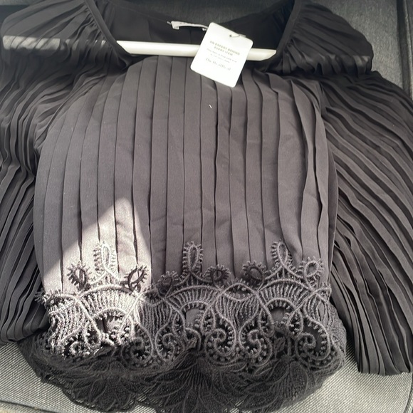 Gorgeous P.A.R.O.S.H. top with sheer sleeves and lace adjustable tie waist. - Picture 8 of 8